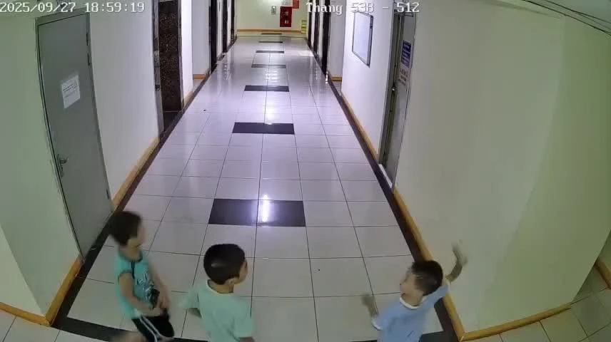 Cháu bé ném dép gây hỏng thang máy Ai bồi thường?