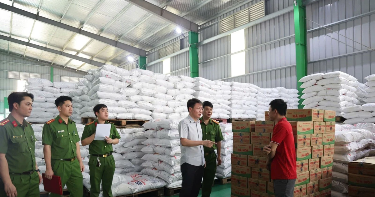 View - Đột kích xưởng sản xuất bột nêm, dầu ăn, mì chính giả | Báo Tri thức và Cuộc sống - TIN TỨC PHỔ BIẾN KIẾN THỨC 24H