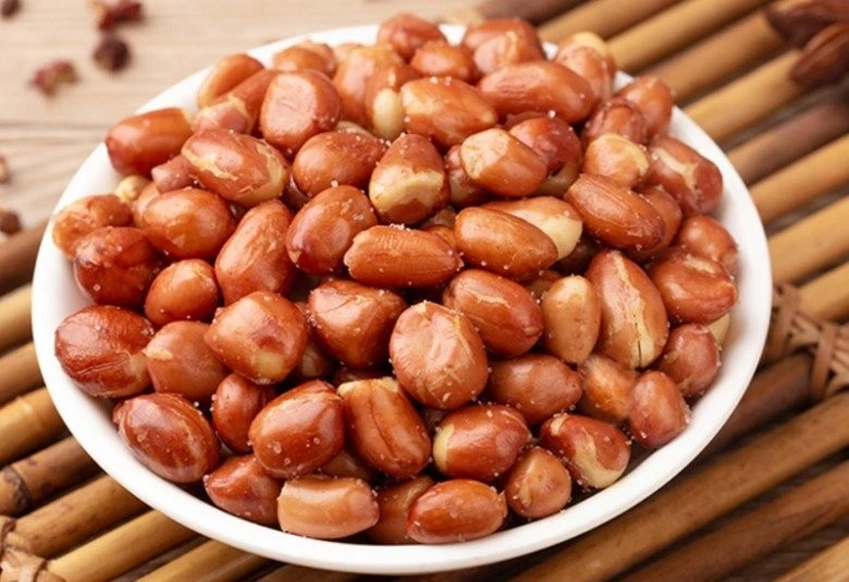 Ngâm nước trước khi rang lạc, bí quyết để hạt bùi, giòn khó cưỡng