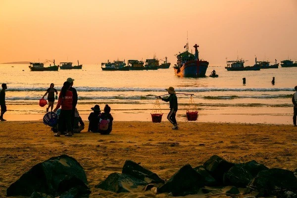 View - Bình Minh Rộn Ràng Trên Chợ Cá Long Thủy Phú Yên | Báo Tri thức và Cuộc sống - TIN TỨC PHỔ BIẾN KIẾN THỨC 24H