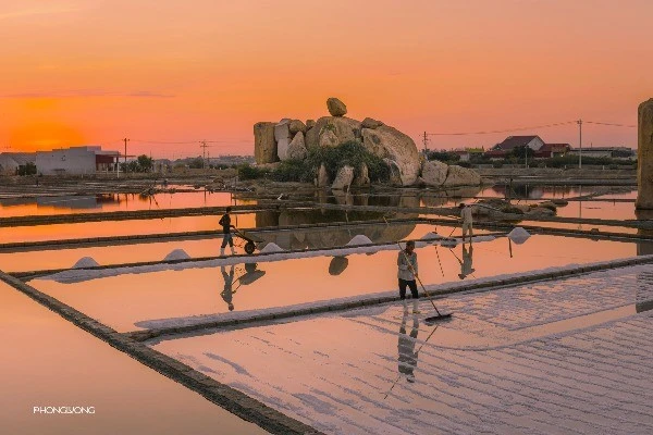 View - Ruộng muối Khánh Tường vẻ đẹp mộc mạc níu chân du khách mỗi sớm mai | Báo Tri thức và Cuộc sống - TIN TỨC PHỔ BIẾN KIẾN THỨC 24H