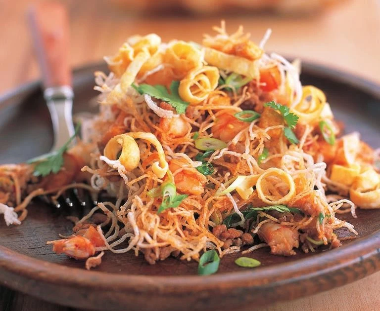 Bí quyết làm món mì chiên giòn sốt chua ngọt chuẩn vị Thái