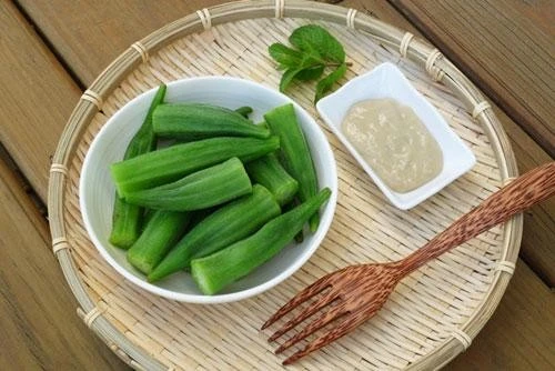 Đầu bếp bật mí cách luộc đậu bắp xanh mướt, giòn ngon, không bị nhớt