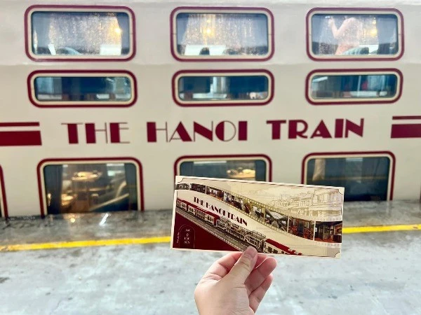 Lên tàu di sản Hà Nội, ngắm phố phường, trải nghiệm không gian hoài cổ Thủ đô