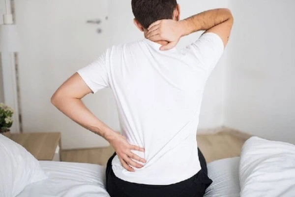 Đau lưng sau khi “ân ái” có thể do cột sống lên tiếng