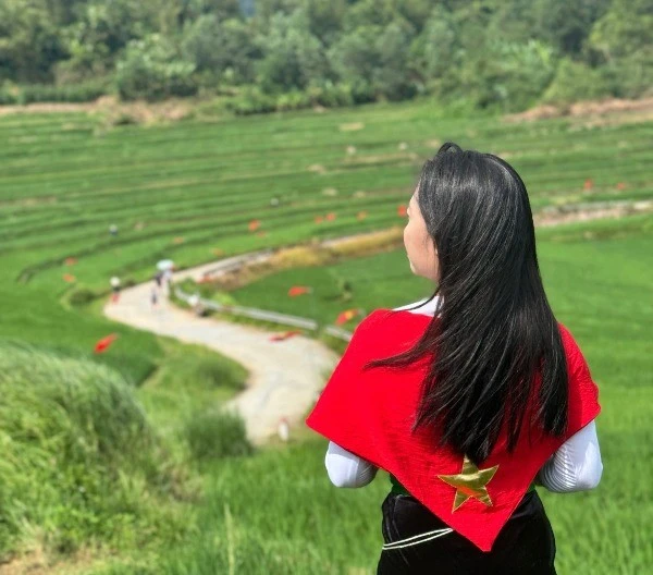 View - Sắc đỏ giữa ruộng bậc thang Pù Luông điểm hẹn du lịch dịp 2/9 | Báo Tri thức và Cuộc sống - TIN TỨC PHỔ BIẾN KIẾN THỨC 24H