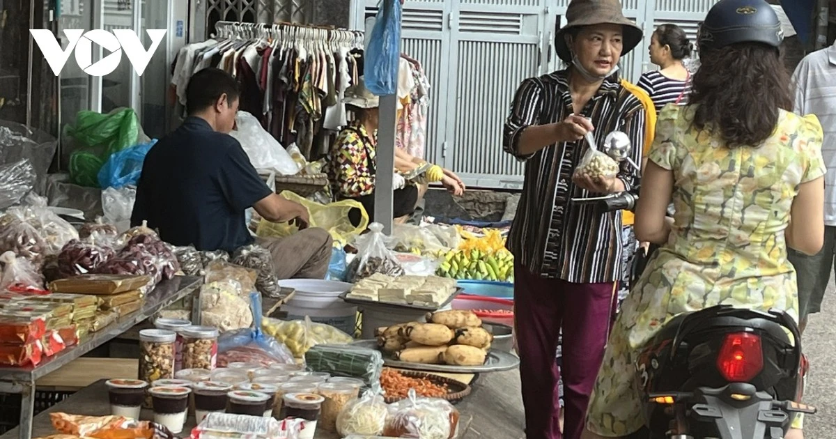 View - Chợ Tết truyền thống "xoay mình” thích nghi trước làn sóng mua sắm online | Báo Tri thức và Cuộc sống - TIN TỨC PHỔ BIẾN KIẾN THỨC 24H