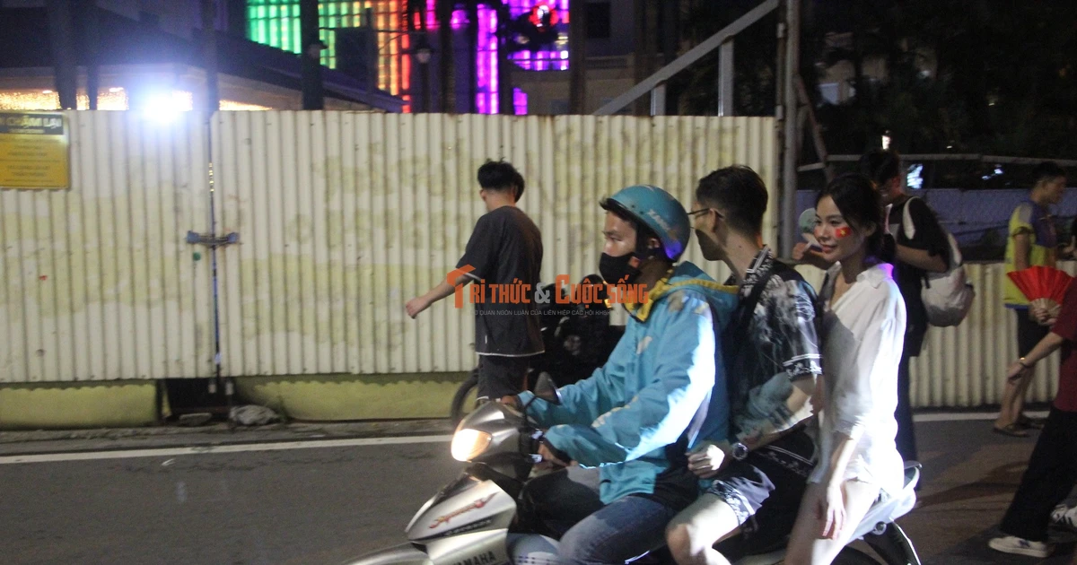 View - Xe ôm công nghệ tắt app, kiếm bộn tiền khi diễu binh, diễu hành | Báo Tri thức và Cuộc sống - TIN TỨC PHỔ BIẾN KIẾN THỨC 24H