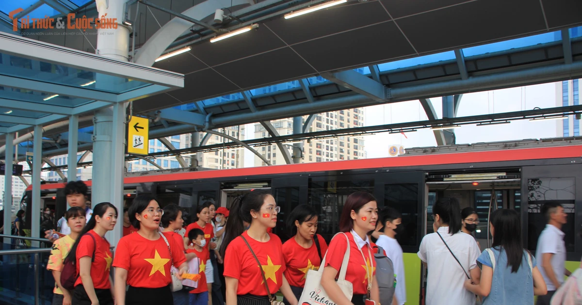 View - Người dân háo hức di chuyển bằng đường sắt trên cao đến xem diễu binh | Báo Tri thức và Cuộc sống - TIN TỨC PHỔ BIẾN KIẾN THỨC 24H