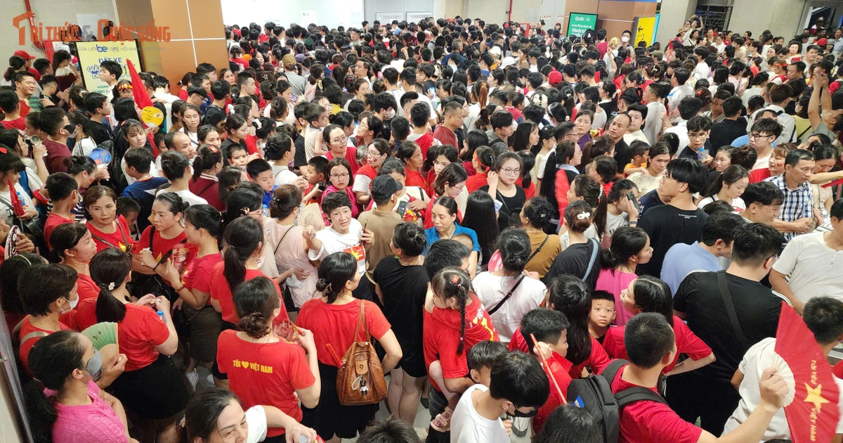 View - Biển người chen lấn tại ga đường sắt trên cao sau diễu binh A80 | Báo Tri thức và Cuộc sống - TIN TỨC PHỔ BIẾN KIẾN THỨC 24H