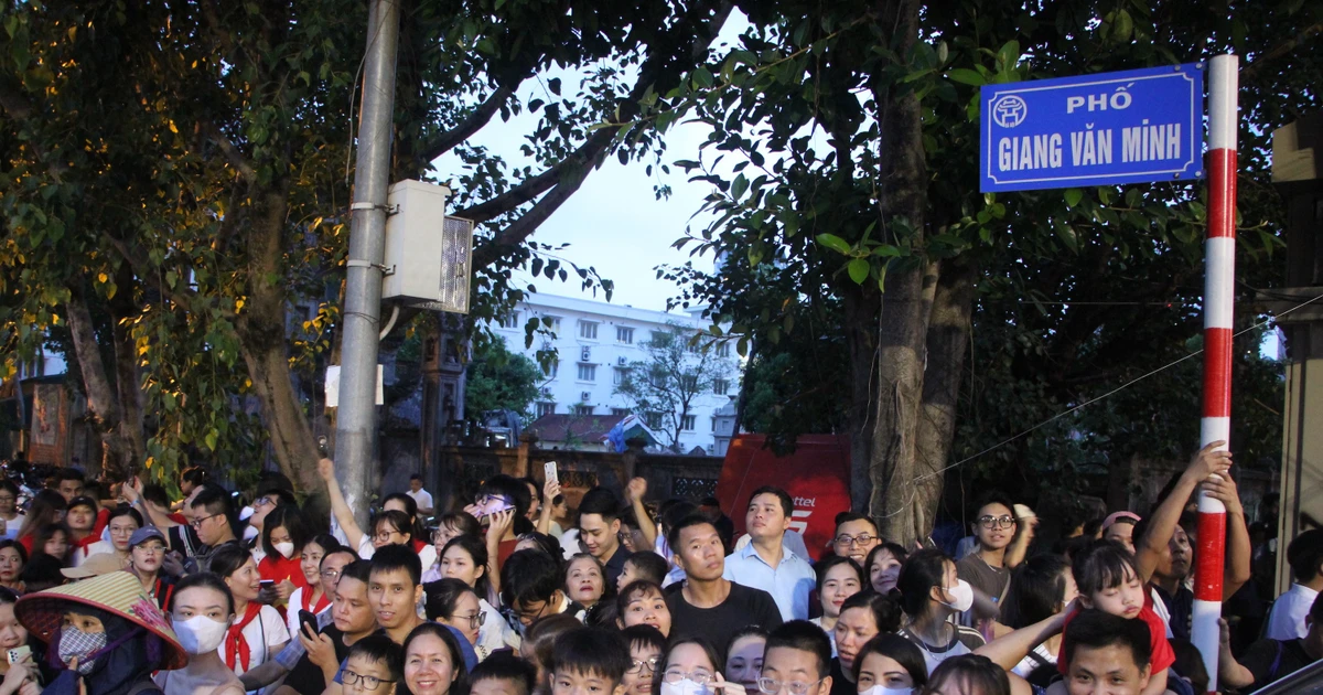 View - Trèo cây để ngóng chờ diễu binh, diễu hành trên đường Kim Mã - Giang Văn Minh | Báo Tri thức và Cuộc sống - TIN TỨC PHỔ BIẾN KIẾN THỨC 24H