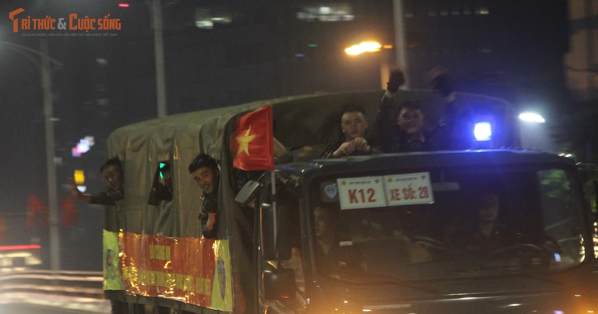 View - Những cánh tay vẫy chào, nụ cười trong đêm sau sơ duyệt diễu binh | Báo Tri thức và Cuộc sống - TIN TỨC PHỔ BIẾN KIẾN THỨC 24H