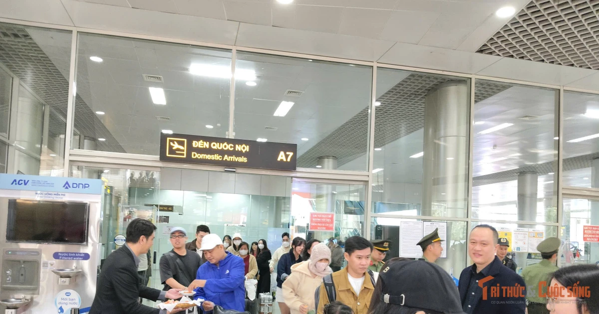 View - Lâm Đồng rộn ràng đón chuyến bay “xông đất” du lịch đầu năm 2026 | Báo Tri thức và Cuộc sống - TIN TỨC PHỔ BIẾN KIẾN THỨC 24H