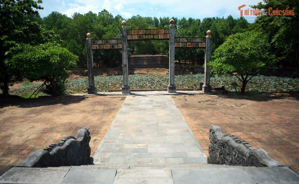 View - Sự thật khó tin về lăng mộ vua Nguyễn duy nhất quay về hướng Tây Bắc | Báo Tri thức và Cuộc sống - TIN TỨC PHỔ BIẾN KIẾN THỨC 24H