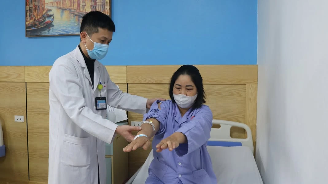 Phẫu thuật nội soi điều trị rách gân chóp xoay | Báo Tri thức và Cuộc ...