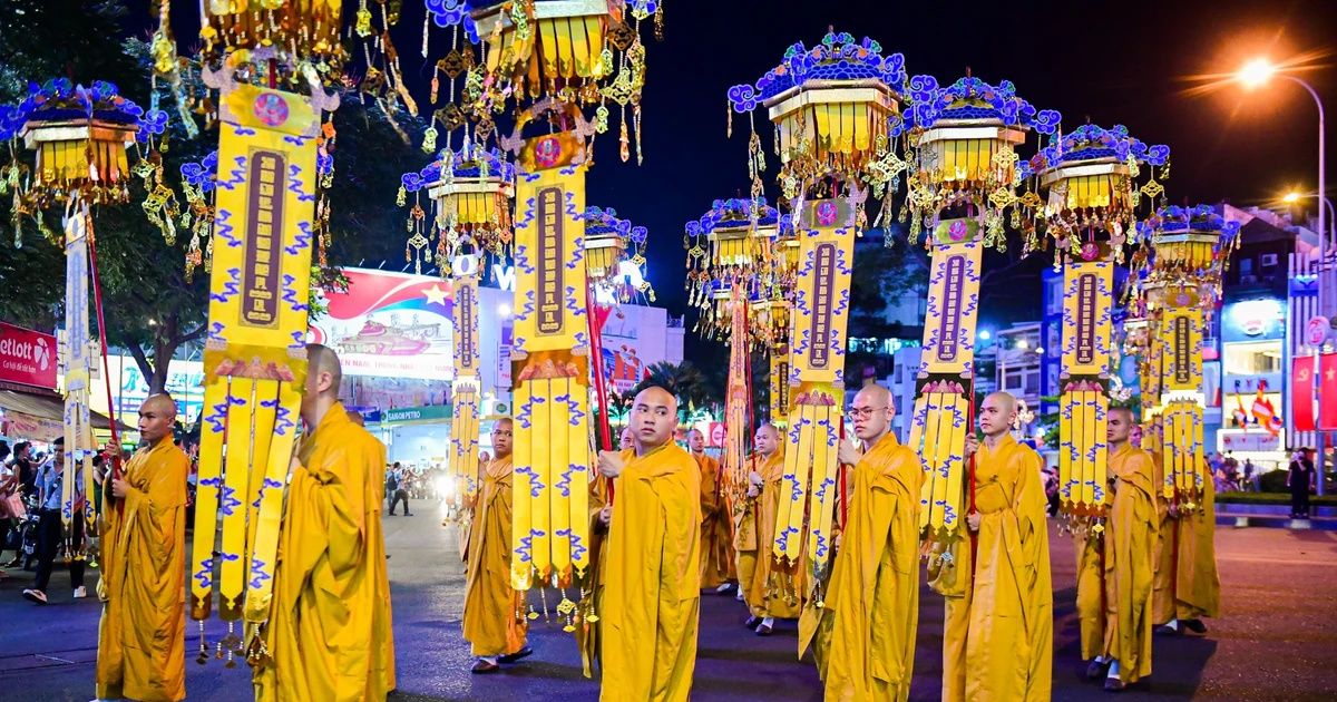 View - Hàng nghìn người tham gia lễ rước Phật về Việt Nam mừng Phật đản | Báo Tri thức và Cuộc sống - TIN TỨC PHỔ BIẾN KIẾN THỨC 24H