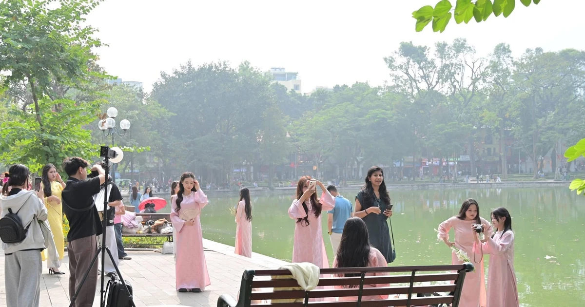 View - Chụp ảnh Tết tại hồ Hoàn Kiếm: Nơi hội chị em thỏa sức sáng tạo | Báo Tri thức và Cuộc sống - TIN TỨC PHỔ BIẾN KIẾN THỨC 24H