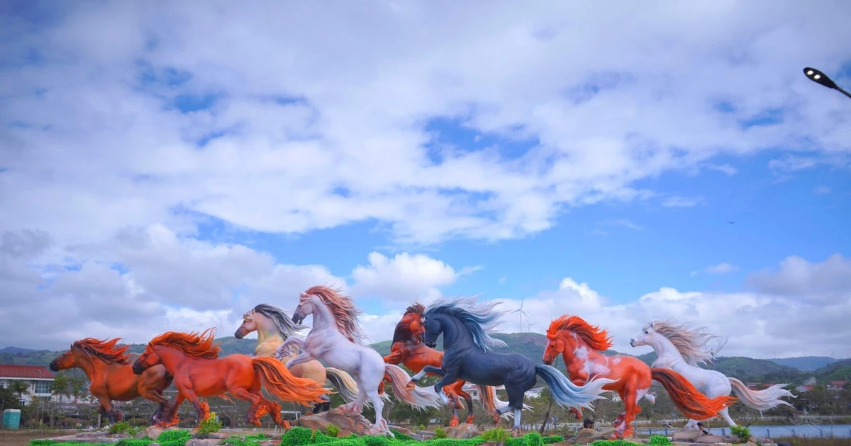 Gallery - Linh vật 'bát mã truy phong' ở Quảng Trị gây chú ý, hút giới trẻ đến check-in | Báo Tri thức và Cuộc sống - TIN TỨC PHỔ BIẾN KIẾN THỨC 24H