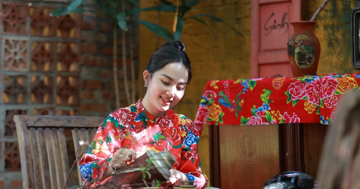 View - Nữ MC Nghệ An gia nhập đường đua ảnh Tết với áo dài họa tiết con công độc đáo | Báo Tri thức và Cuộc sống - TIN TỨC PHỔ BIẾN KIẾN THỨC 24H