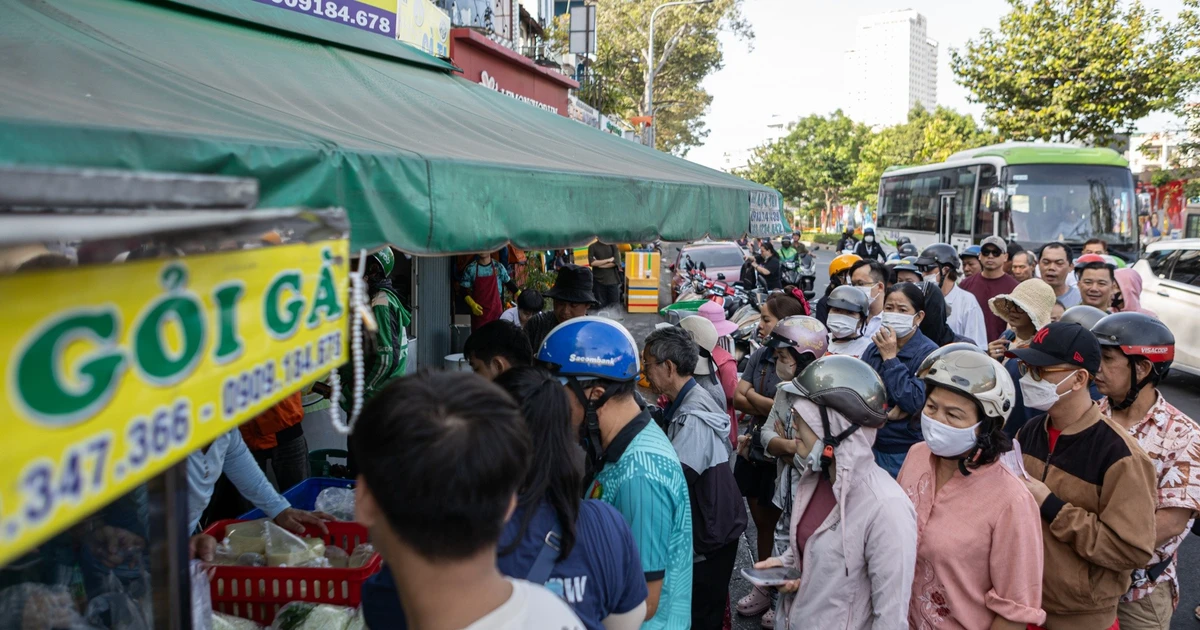 Gallery - Người dân TP HCM xếp hàng mua gà cúng hóa vàng mùng 3 Tết | Báo Tri thức và Cuộc sống - TIN TỨC PHỔ BIẾN KIẾN THỨC 24H