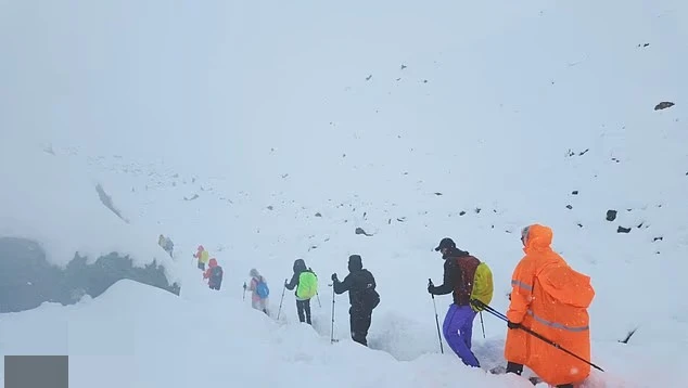 Hàng trăm người mắc kẹt trên núi Everest vì bão tuyết
