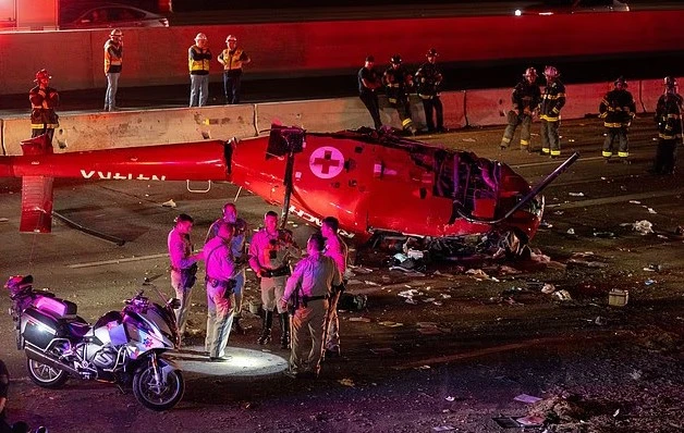 Khoảnh khắc trực thăng y tế rơi xuống cao tốc, nhiều người bị thương