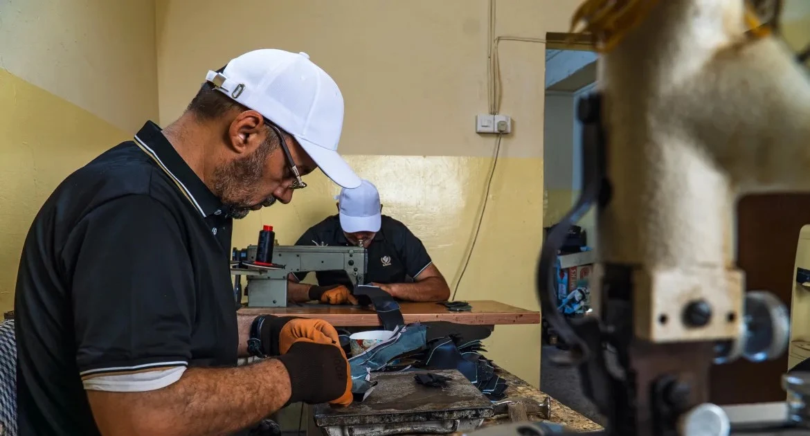 Đột nhập xưởng đóng giày truyền thống ở Iraq