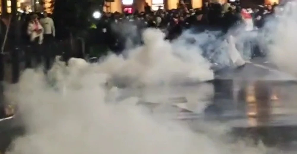 Khoảnh khắc người biểu tình quá khích xông vào Dinh Tổng thống Gruzia