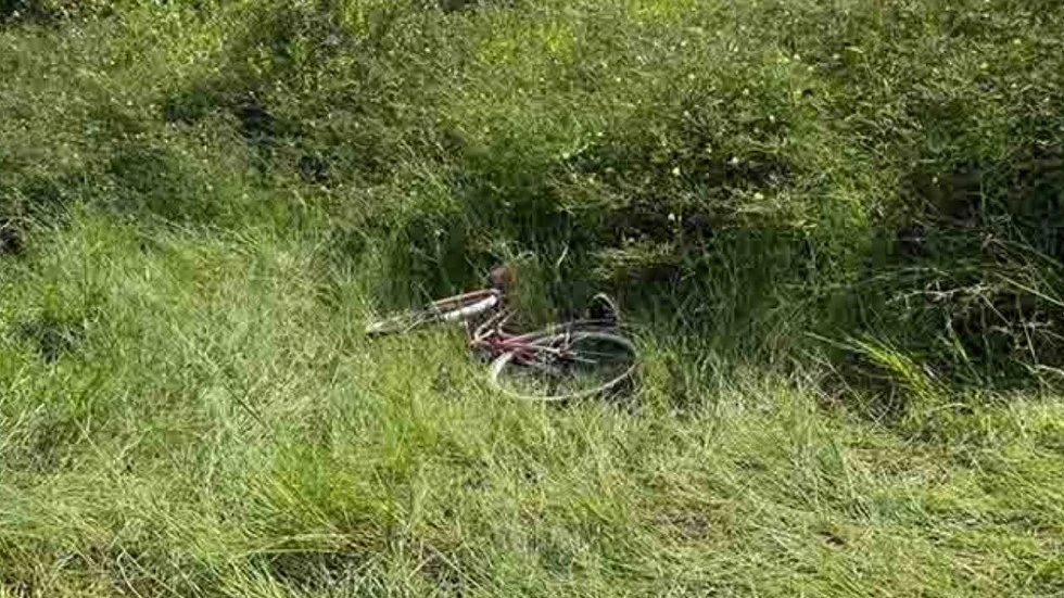 Phát hiện thi thể nam giới bị xích vào cây giữa cánh đồng hoang