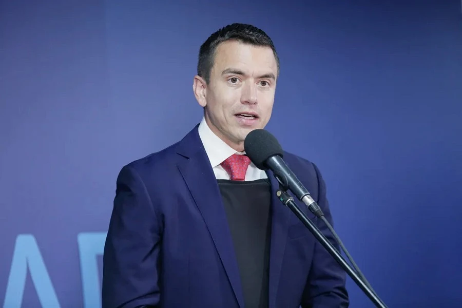 Xe chở Tổng thống Ecuador bị người biểu tình ném đá