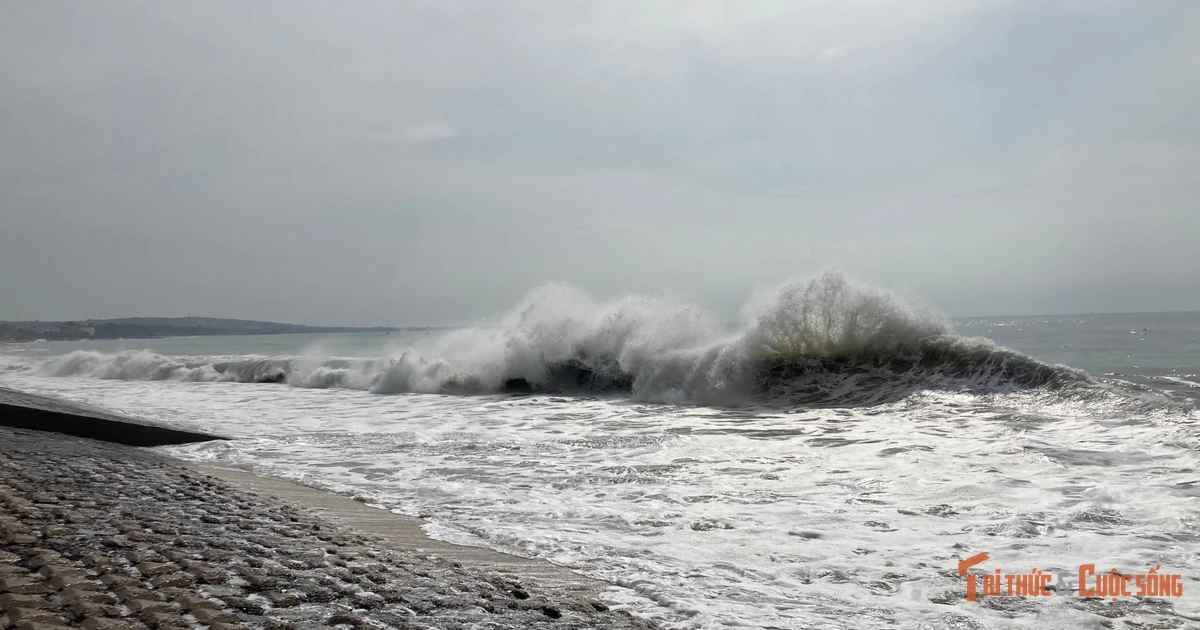 View - Sóng mạnh đánh hư hỏng kè Hàm Tiến ở Lâm Đồng, người dân được hỗ trợ di dời | Báo Tri thức và Cuộc sống - TIN TỨC PHỔ BIẾN KIẾN THỨC 24H