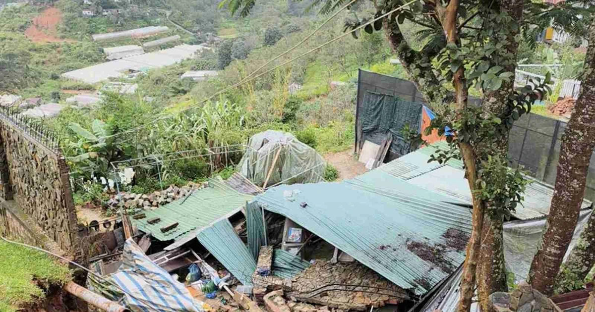 View - Bờ taluy cao 5m đổ sập trong mưa, nhà dân bị vùi lấp ở Lâm Đồng | Báo Tri thức và Cuộc sống - TIN TỨC PHỔ BIẾN KIẾN THỨC 24H