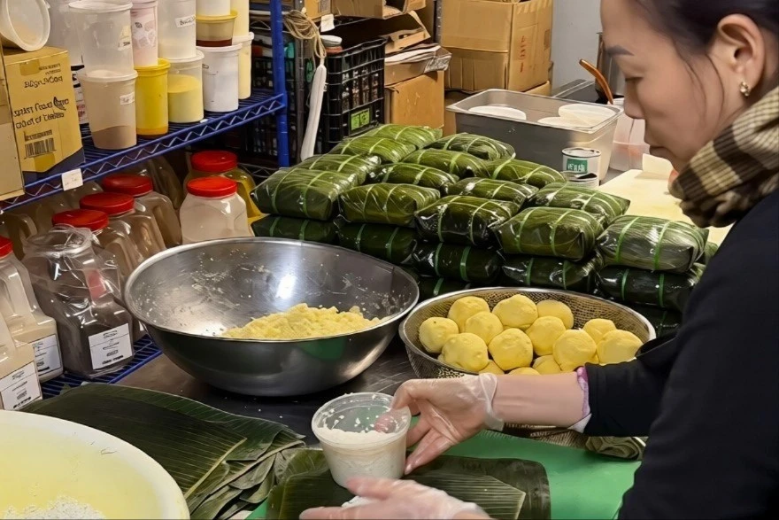 View - Quán Việt ở New York bán 2.000 bánh chưng dịp Tết 2026 | Báo Tri thức và Cuộc sống - TIN TỨC PHỔ BIẾN KIẾN THỨC 24H