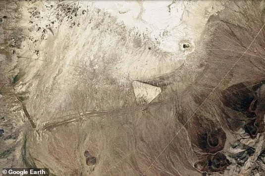 Gallery - Tam giác bí ẩn trên sa mạc Nevada là dấu tích của nền văn minh đã mất? | Báo Tri thức và Cuộc sống - TIN TỨC PHỔ BIẾN KIẾN THỨC 24H