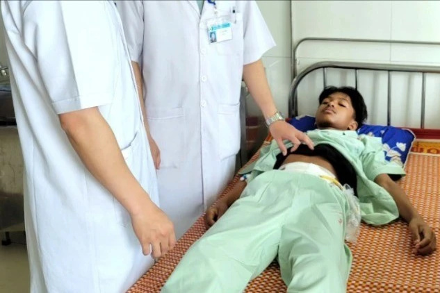 Gallery - Cứu sống bé 15 tuổi bị thủng ruột do giun đũa gây hoại tử | Báo Tri thức và Cuộc sống - TIN TỨC PHỔ BIẾN KIẾN THỨC 24H