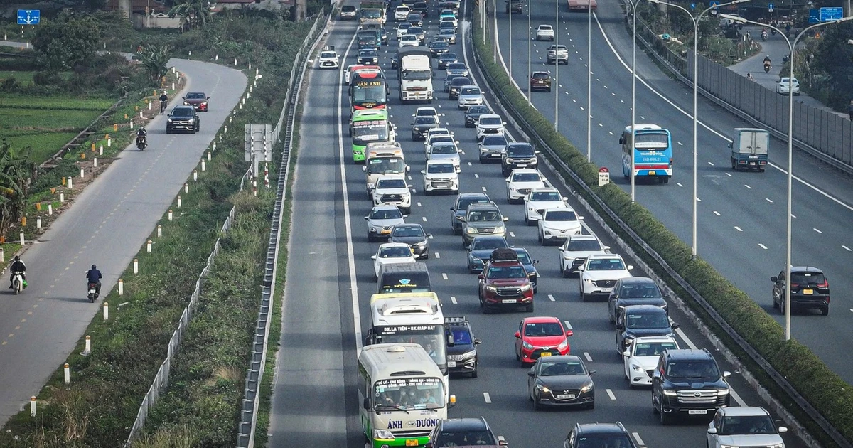 Gallery - Hà Nội sáng 27 Tết, dòng người nối đuôi nhau rời cửa ngõ Thủ đô | Báo Tri thức và Cuộc sống - TIN TỨC PHỔ BIẾN KIẾN THỨC 24H