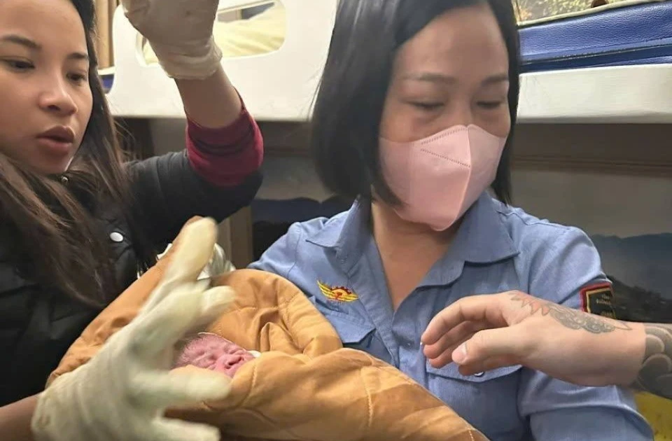 Gallery - Kỳ tích đỡ đẻ sinh non 34 tuần trên tàu SE4 | Báo Tri thức và Cuộc sống - TIN TỨC PHỔ BIẾN KIẾN THỨC 24H