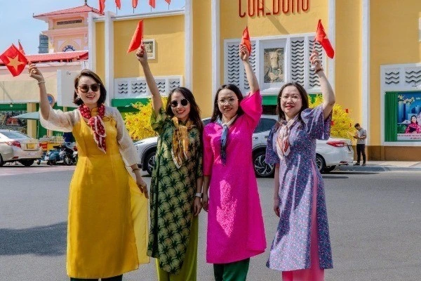 View - Chợ Bến Thành ‘khoác áo mới’, người dân ùn ùn đến check-in | Báo Tri thức và Cuộc sống - TIN TỨC PHỔ BIẾN KIẾN THỨC 24H