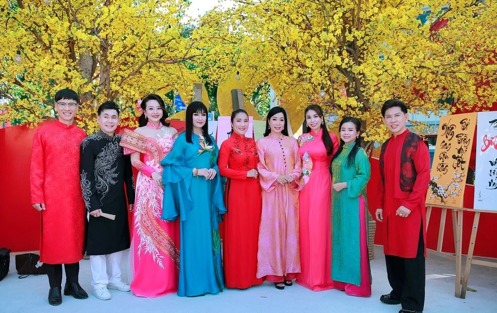 View - Dàn nghệ sĩ diện áo dài đón xuân sớm tại Lễ hội Tết Việt | Báo Tri thức và Cuộc sống - TIN TỨC PHỔ BIẾN KIẾN THỨC 24H