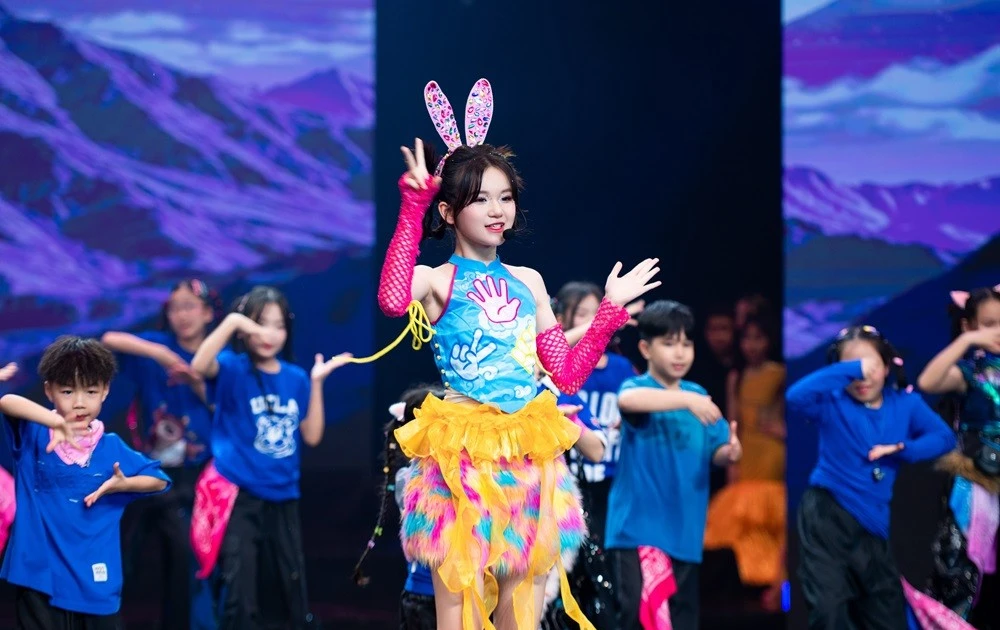 View - Ca sĩ nhí Nguyễn Ngọc Kim Cương được vinh danh ở Vietnam Iconic Awards 2026 | Báo Tri thức và Cuộc sống - TIN TỨC PHỔ BIẾN KIẾN THỨC 24H