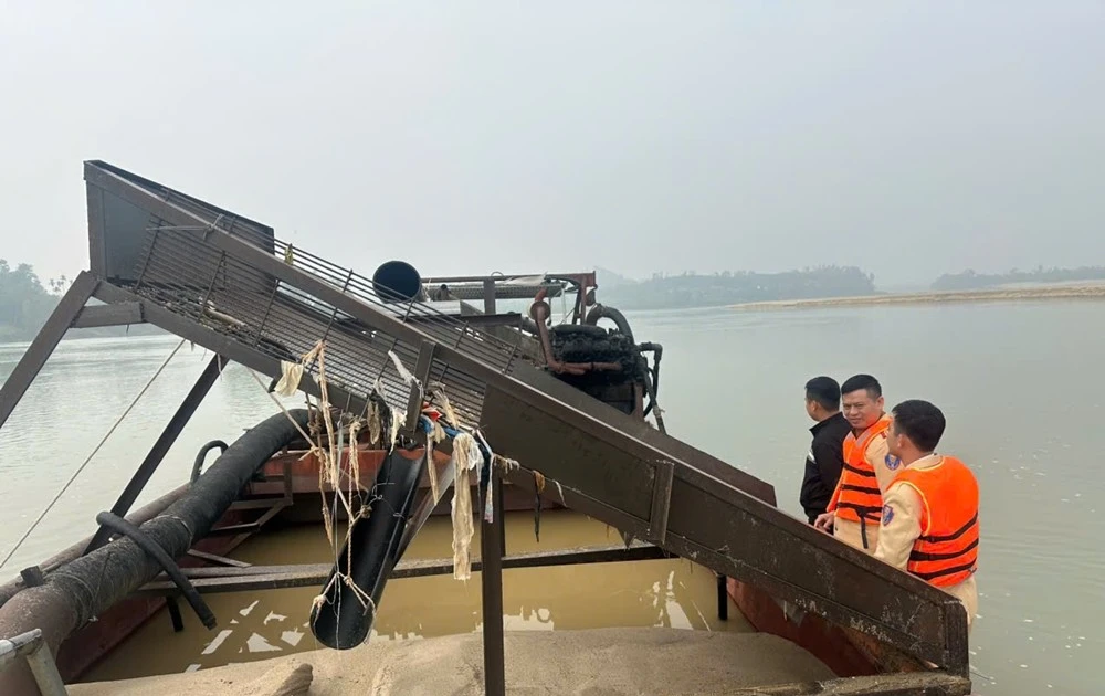 View - CSGT phối hợp bắt giữ 2 thuyền khai thác cát trái phép trên sông Lam | Báo Tri thức và Cuộc sống - TIN TỨC PHỔ BIẾN KIẾN THỨC 24H