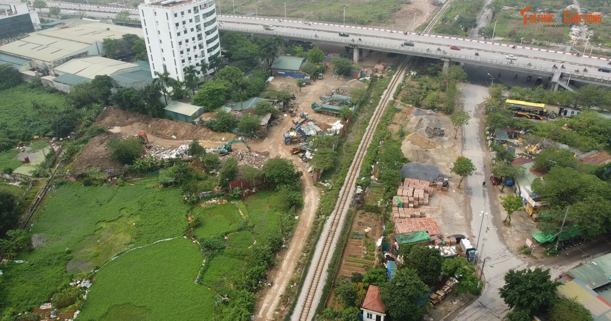 Gallery - Bãi đổ thải, VLXD trái phép sát đường ray tàu hỏa ở Xuân Phương | Báo Tri thức và Cuộc sống - TIN TỨC PHỔ BIẾN KIẾN THỨC 24H
