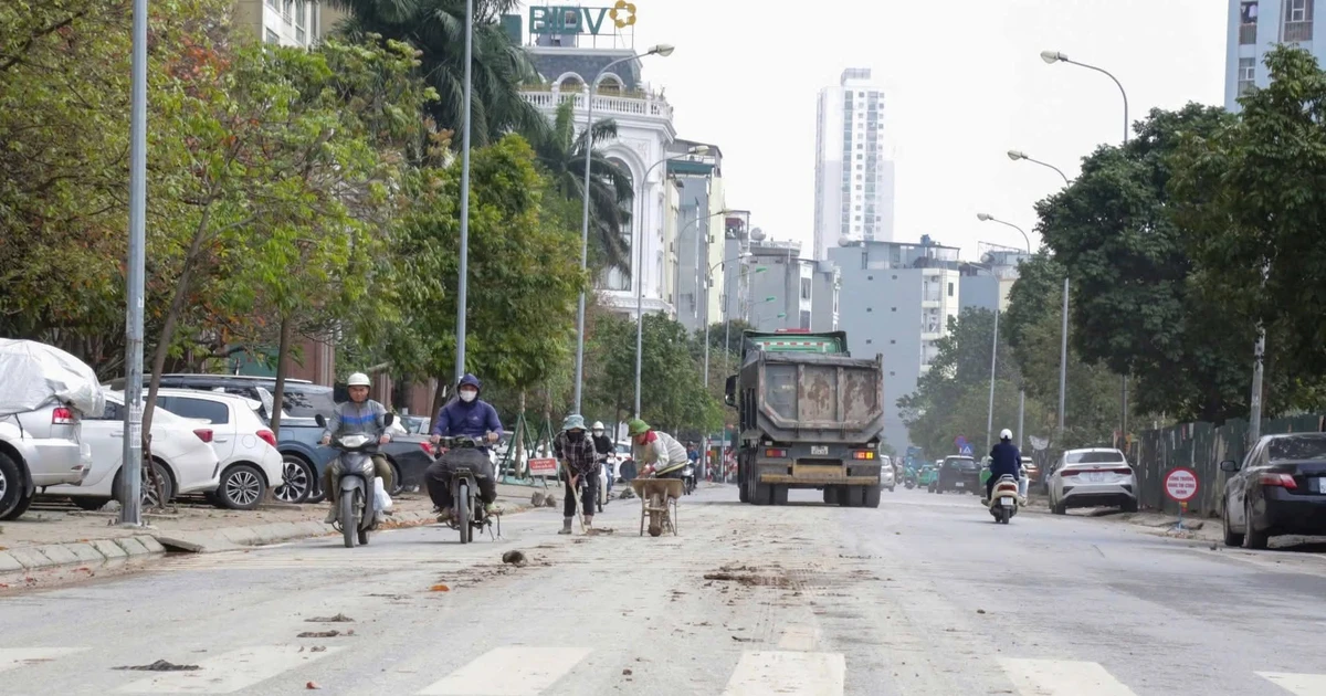 Gallery - CSGT Hà Nội xử phạt 3 tài xế xe tải làm rơi vãi đất thải xuống đường | Báo Tri thức và Cuộc sống - TIN TỨC PHỔ BIẾN KIẾN THỨC 24H