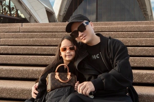 View - Con gái Đỗ Mạnh Cường xách túi hiệu dạo phố ở Úc | Báo Tri thức và Cuộc sống - TIN TỨC PHỔ BIẾN KIẾN THỨC 24H