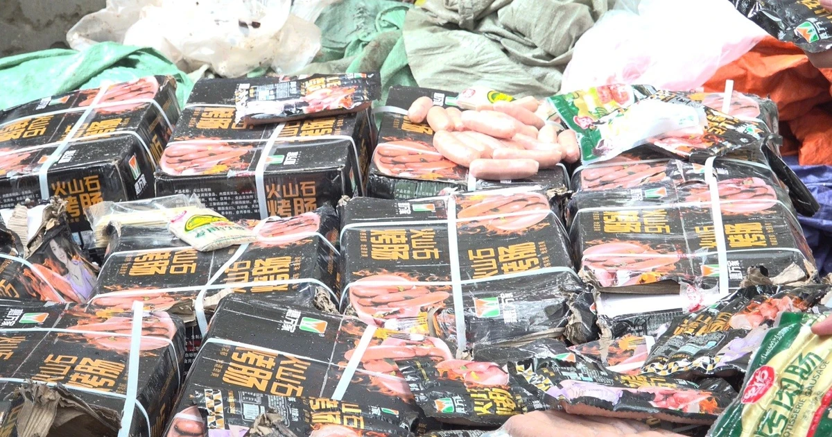 Hà Nội thu giữ gần 1,7 tấn xúc xích không rõ nguồn gốc sắp tuồn ra thị trường