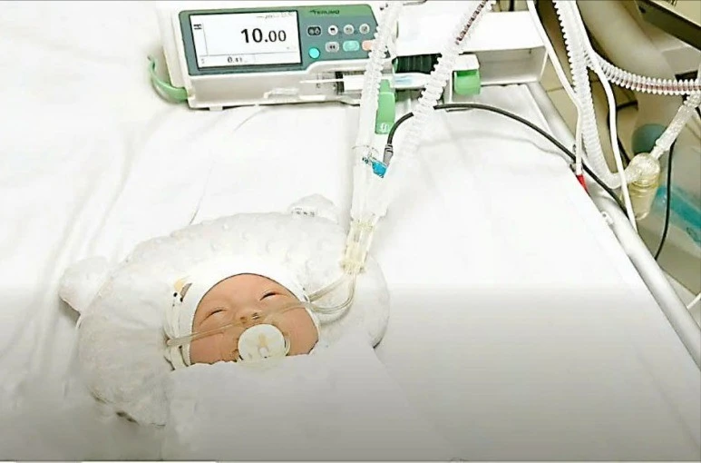 Bé sơ sinh suy hô hấp được cứu sống sau ca phẫu thuật cấp cứu kịp thời