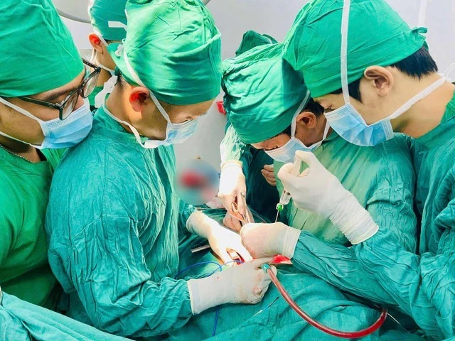 Cứu thanh niên bị vỡ tim thoát cửa tử