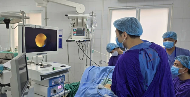 Phẫu thuật thành công cho bệnh nhân quên thiết bị y tế trong người