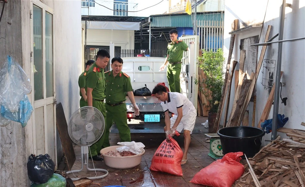 Nghệ An tiêu huỷ 1,5 tấn thực phẩm bẩn