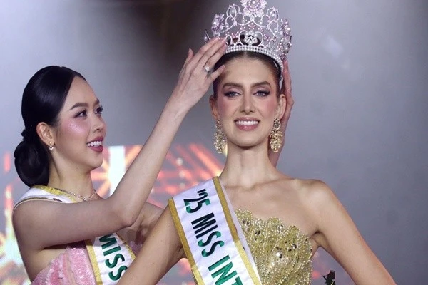 View - Thanh Thủy trao vương miện Miss International 2025 cho đại diện Colombia | Báo Tri thức và Cuộc sống - TIN TỨC PHỔ BIẾN KIẾN THỨC 24H